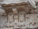 sculture sul frontone restaurato del tempio di traiano
